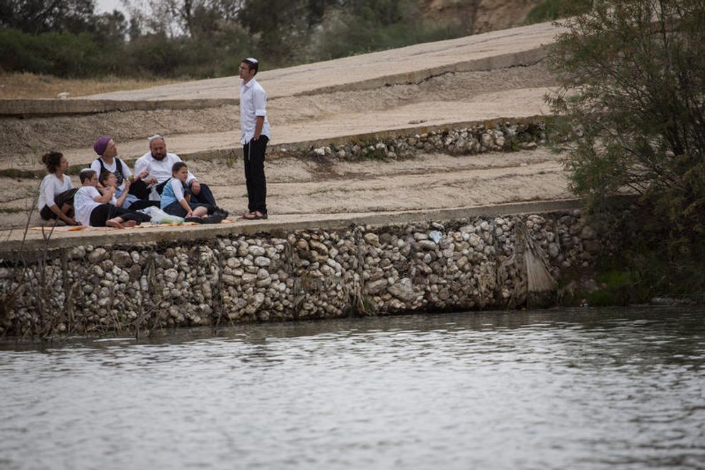 Photo by Hadas Parush/Flash90 Une famille ultra-orthodoxe est assise près du barrage du Nahal Besor, dans le Néguev occidental, dans le sud d’Israël, à l’occasion des vacances de Pessah.