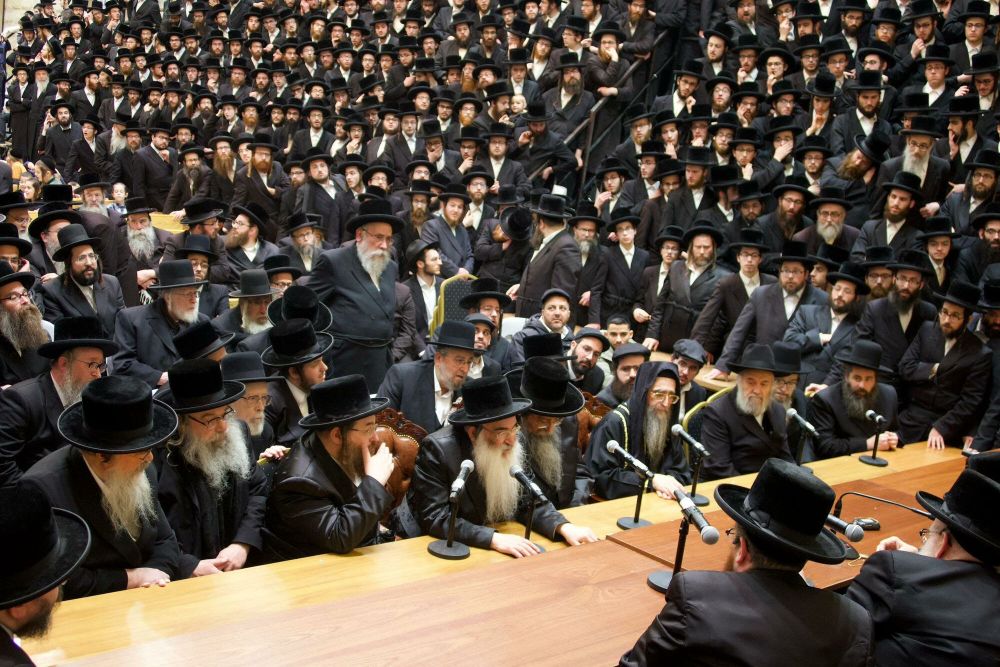 Devant Des Milliers De Hassidim, Le Rabbin Pinto A Consolé Le Rebbe De ...