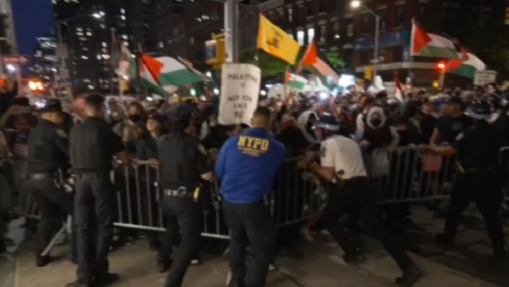 דגלי חיזבאללה בהפגנה פרו פלסטינית מחוץ לבית כנסת "פארק איסט" בניו יורק
