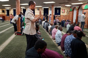 Yusuf Abdulle, directeur de l'Association islamique d'Amérique du Nord, prie avec d'autres musulmans au Centre islamique Abubakar As-Saddique de Minneapolis, le jeudi 12 mai 2022