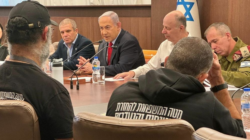 Le Premier ministre Benjamin Netanyahu lors d'une réunion avec des parents d'otages détenus à Gaza, au bureau du Premier ministre à Jérusalem, le 22 janvier 2024.