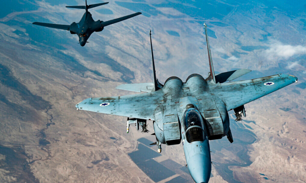 Sur cette photo, publiée par l'US Air Force, un F-15 Strike Eagle de l'armée de l'air israélienne vole en formation avec un B-1B Lancer de l'US Air Force au-dessus d'Israël, le 30 octobre 2021.