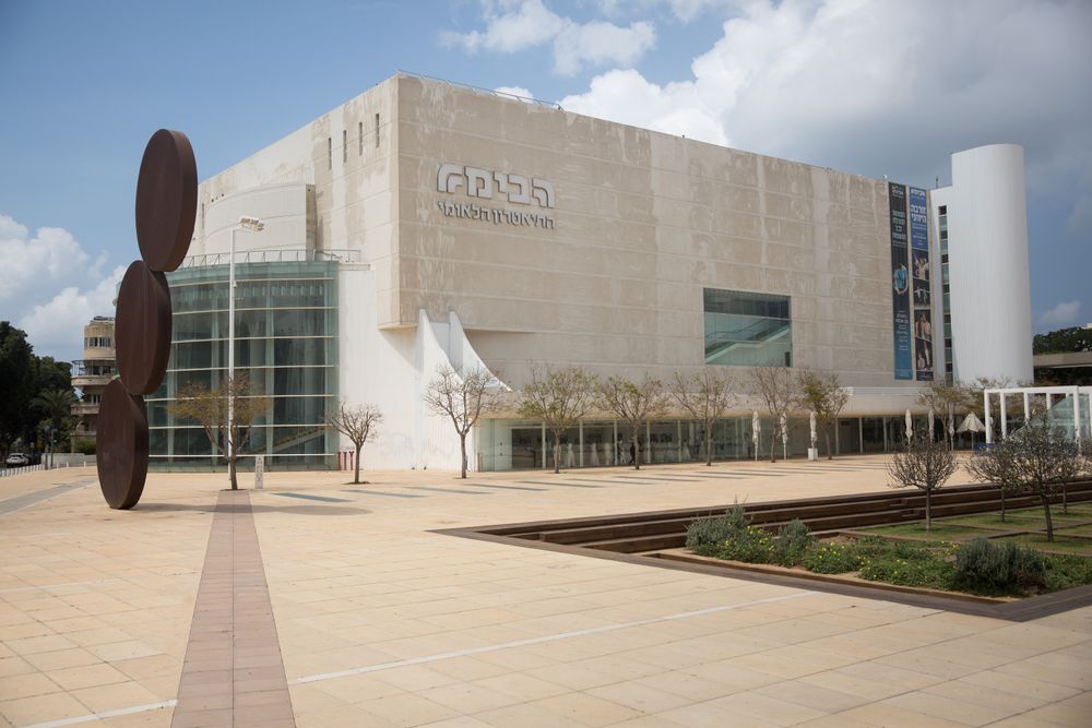 La place vide devant le théâtre national Habima à Tel Aviv le 11 avril 2020