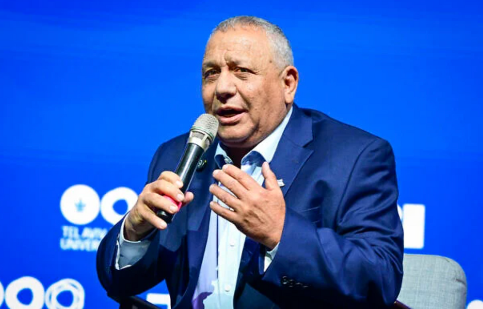 Avshalom Sassoni/Flash90 Gadi Eisenkot, chef du parti Yashar, s’exprime lors d’une conférence à l’Université de Tel Aviv, le 12 mai 2026.