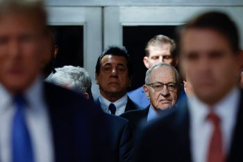 المحامي آلان ديرشوفيتز، الثاني من اليمين، يراقب الرئيس الأمريكي السابق دونالد ترامب وهو يتحدث إلى أعضاء وسائل الإعلام في محكمة مانهاتن الجنائية يوم الاثنين 20 مايو 2024 في نيويورك