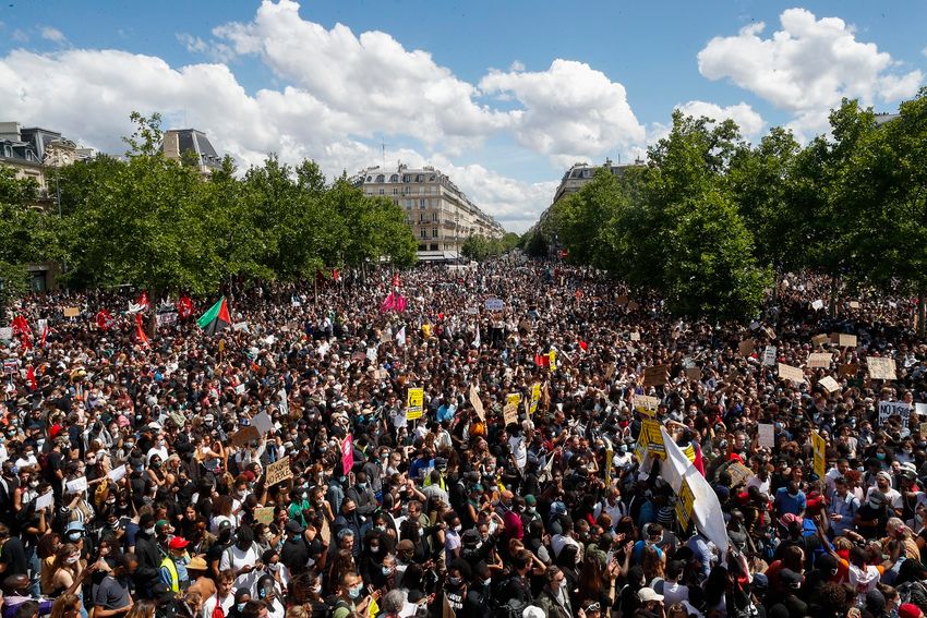 Des milliers de personnes ont manifesté contre la brutalité policière et le racisme à Paris, en France, le 13 juin 2020Prop