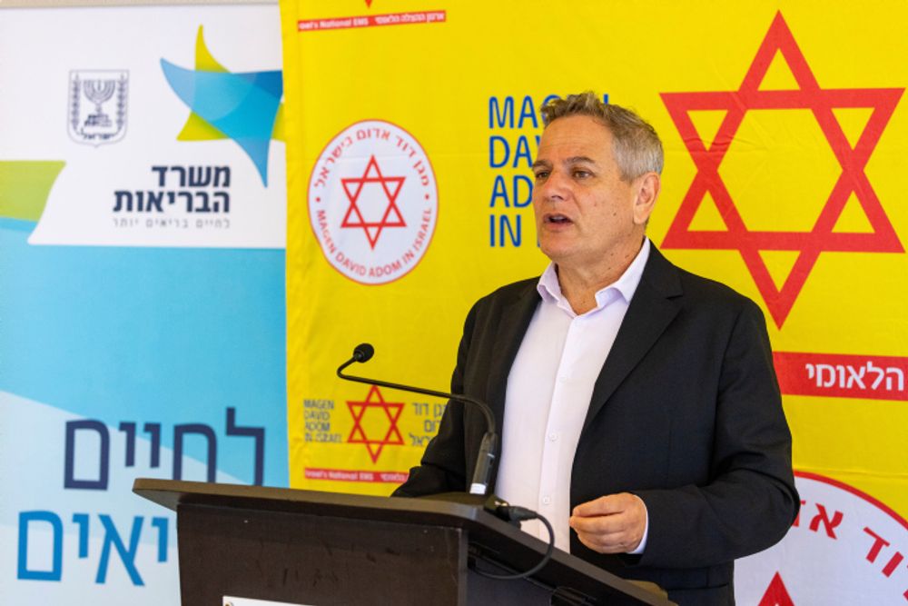 Le ministre de la Santé Nitzan Horowitz s'exprime lors d'une présentation du test rapide COVID-19, le 8 août 2021 au siège du Magen David Adom à Jérusalem.