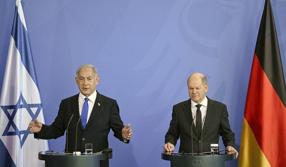 Le chancelier allemand Olaf Scholz (R) et le Premier ministre israélien Benjamin Netanyahou donnent une conférence de presse commune après des entretiens à la Chancellerie à Berlin, le 16 mars 2023.
