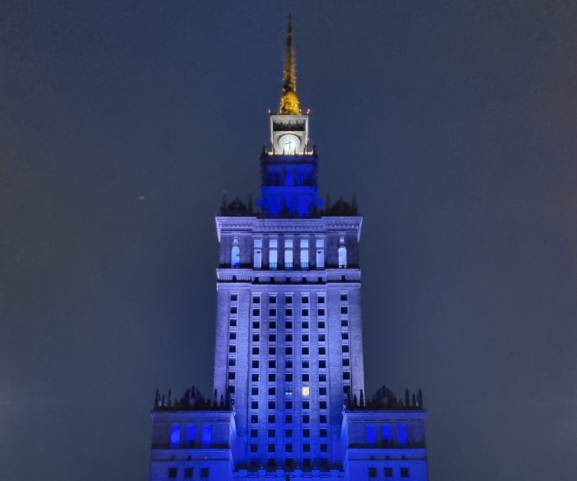 Dzień Niepodległości: Budynek w Warszawie rozświetlony kolorami flagi Izraela