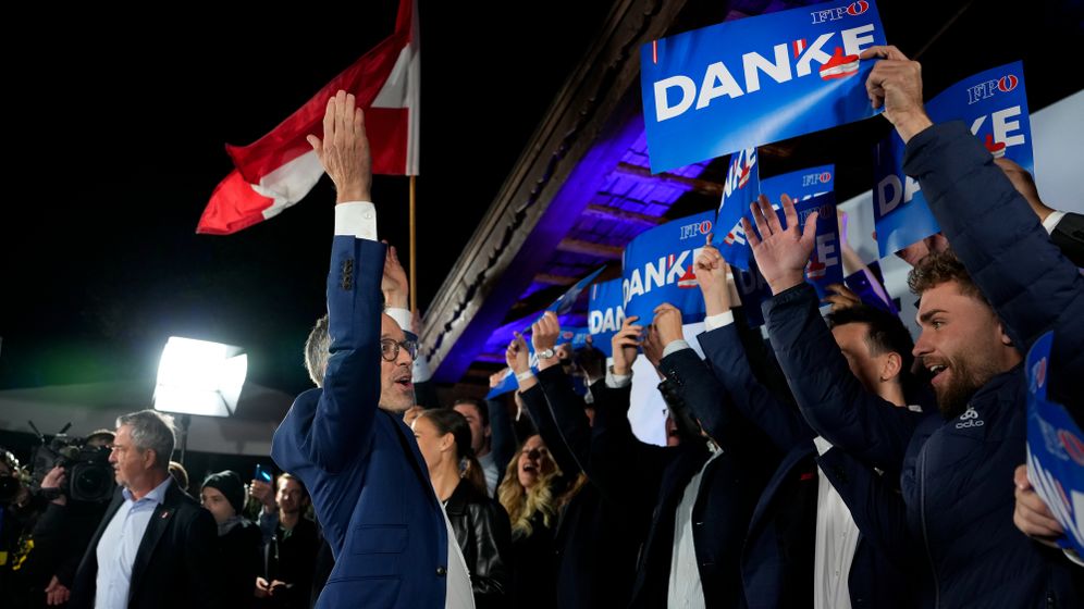 هربرت كيكل، زعيم حزب الحرية النمساوي يهتف مع أنصاره، في فيينا، النمسا، 29.9.24