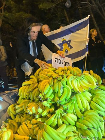 מיצג "רפובליקת בננות" מחוץ לבית הנשיא הרצוג