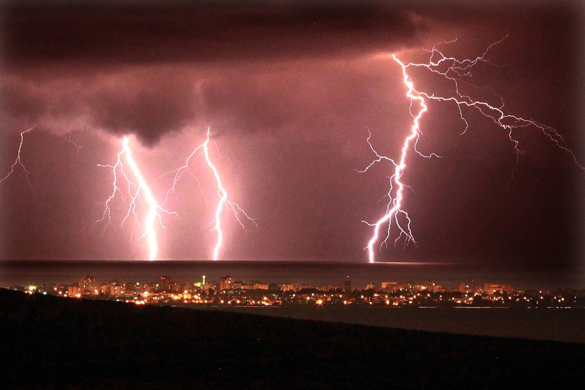 "نحن مقبلون على يوم شديد التطرف في إسرائيل": تحذير غير عادي من العاصفة القادمة