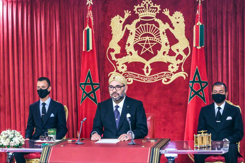 Le roi du Maroc Mohammed VI (C), son frère le prince Moulay Rachid (d) et son fils le prince héritier Moulay Hassan (Lg, lors du 67e anniversaire de la Révolution du Roi et du Peuple le 20 août 2020, dans la ville d'al-Hoceima