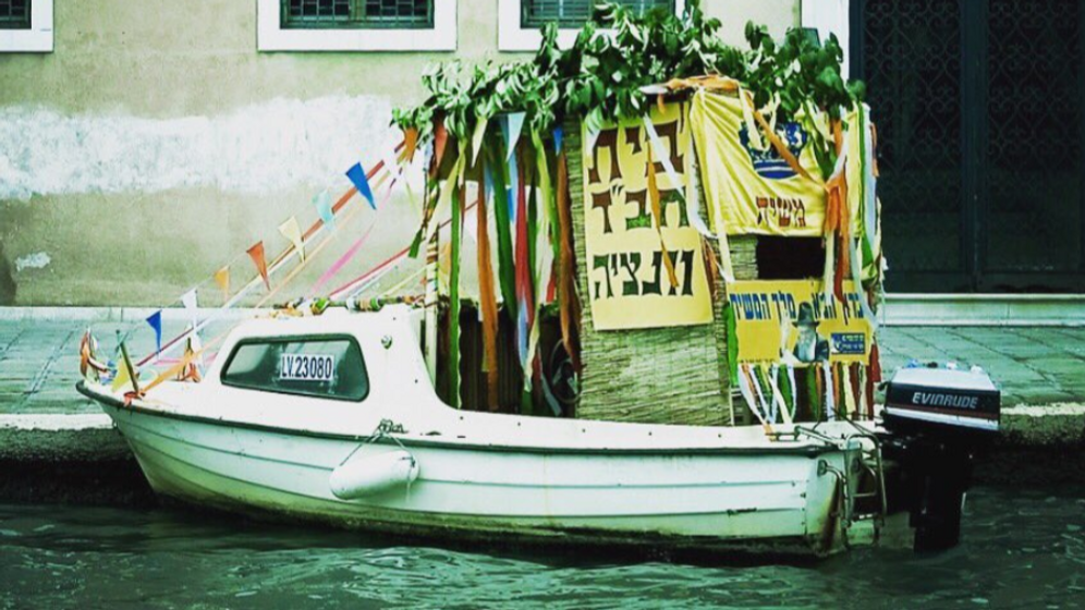 צילום מסך מטוויטר סוכה על סירה בוונציה