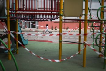 ملعب في فرنسا، والشخص الذي تم تصويره لا علاقة له بما قيل