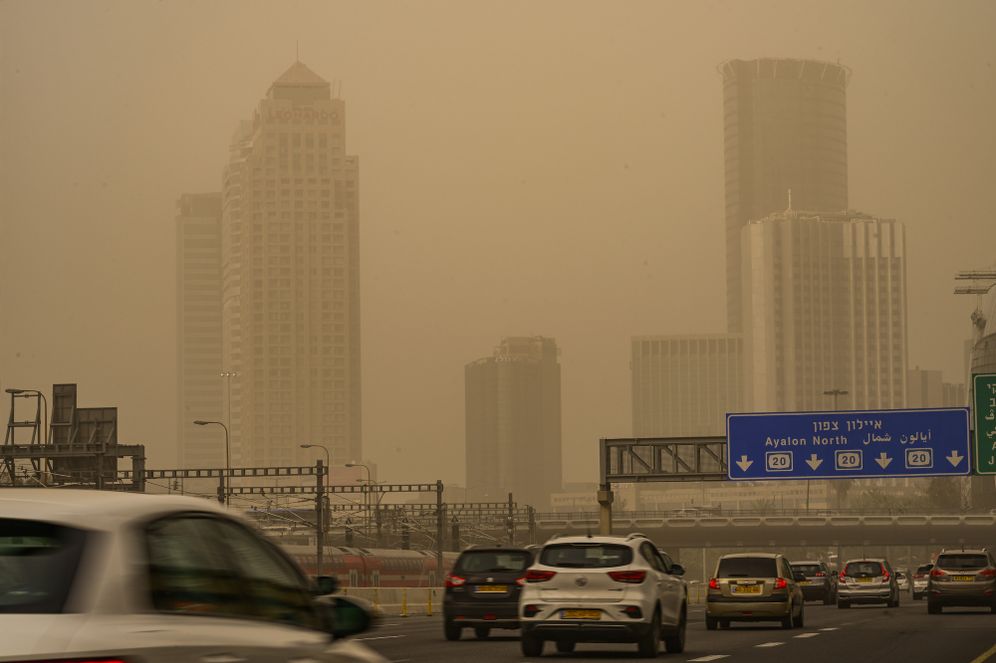 Photo by Michael Giladi/Flash90 View of Ayalon highway in Tel Aviv under heavy haze, April 17, 2026