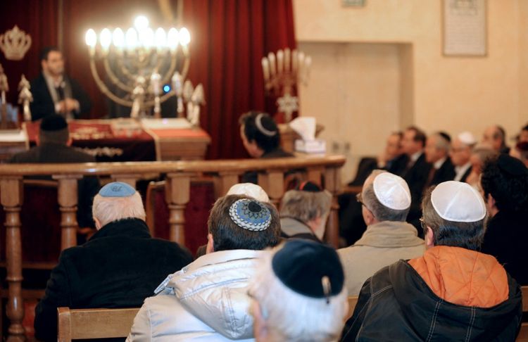 Des juifs français prient dans une synagogue