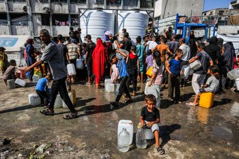 Palestiniens collectant de l'eau potable à Khan Younes, dans le sud de Gaza 