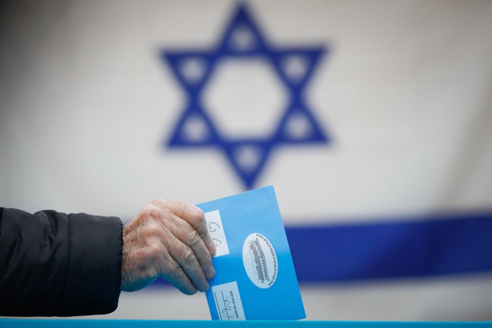 أشخاص يدلون بأصواتهم في مركز اقتراع في القدس، خلال الانتخابات الإسرائيلية البرلمانية (الكنيست)