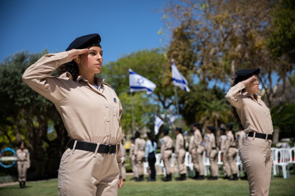 Soldados israelenses no Cemitério Militar de Haifa, no norte de Israel.