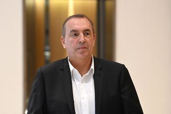 L'animateur de télévision Jean-Marc Morandini arrive au tribunal de Paris le 24 octobre 2022, alors qu'il comparaît pour des infractions sexuelles
